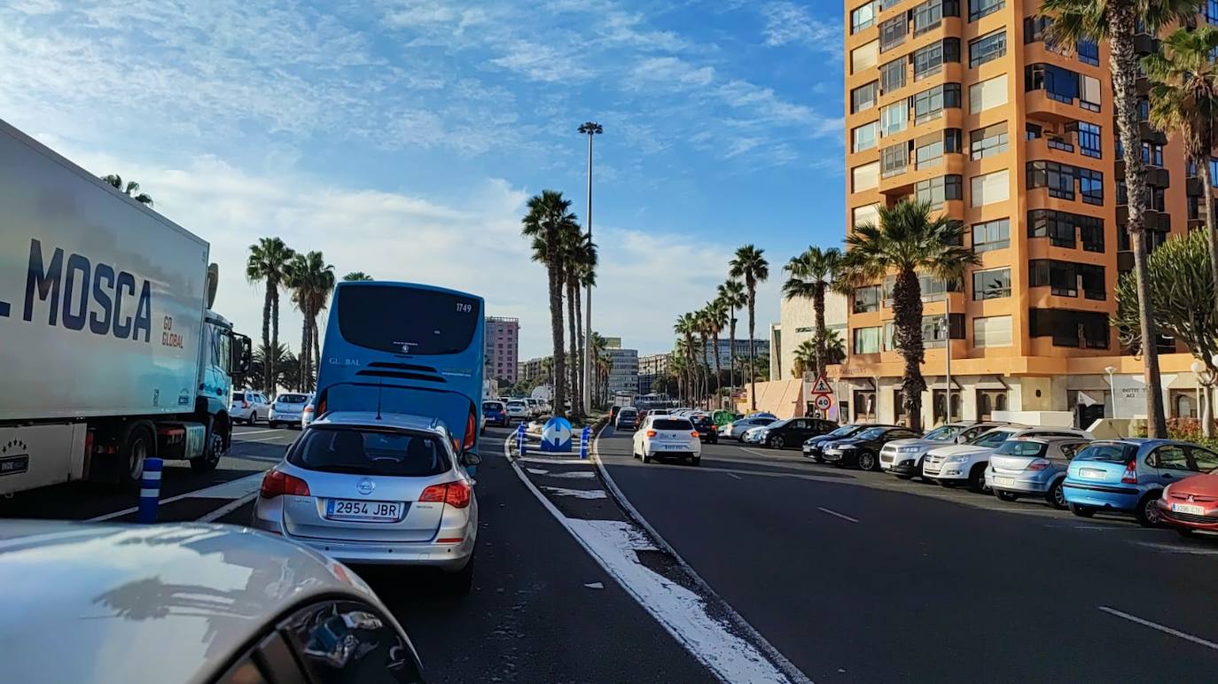 Un accidente múltiple atasca la avenida marítima en sentido sur