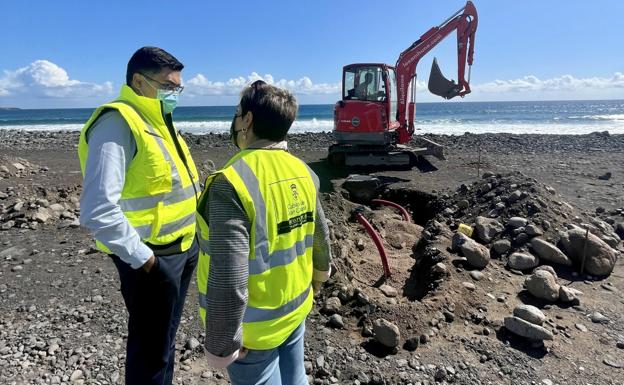 Las obras del sendero sur de El Burrero retoman la actividad tras el reformado del proyecto