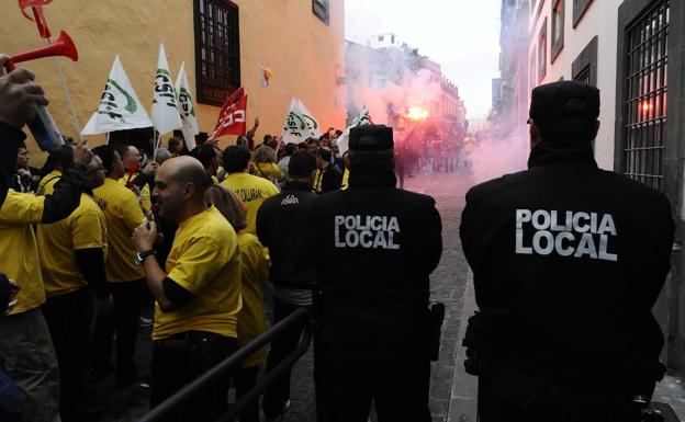 Policías y bomberos de la capital se movilizan para exigir el pago de las horas extra