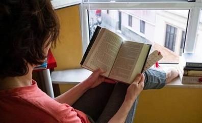 El 64,4% de los españoles ha leído algún libro por ocio en 2021, frente al 35,6% que no lo hace nunca, según FGEE