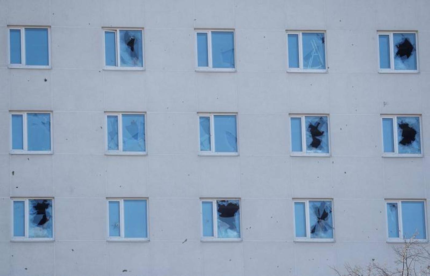 Así han quedado las ventanas de un edificio en Kiev.