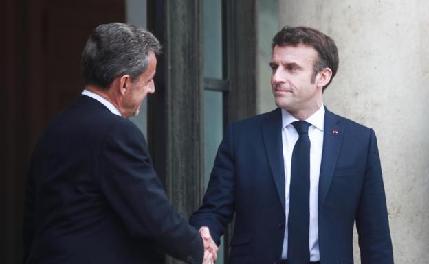 Macron aborda con Hollande y Sarkozy la guerra en Ucrania