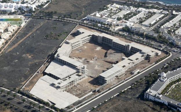 Los dueños de una licencia hotelera de Costa Teguise nula proponen la revisión