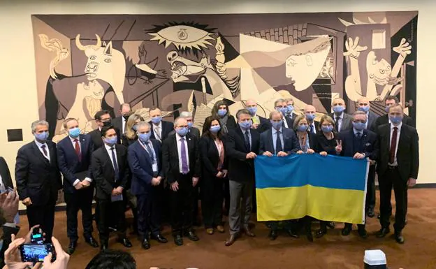 Los miembros del Consejo de Seguridad junto al tapiz del Guernica de Picasso. /ep