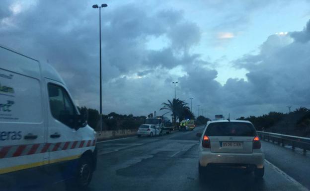 Un accidente junto al aeropuerto provoca retenciones en la GC-1