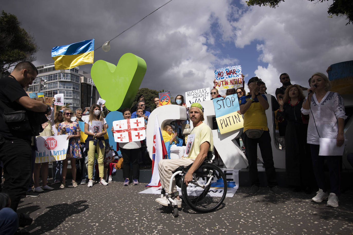 Centenares de personas se manifiestan en Tenerife contra la guerra en Ucrania