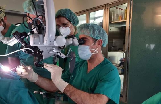 El HUC realiza cirugía para feminizar la voz en la mujer transgénero