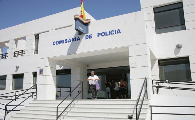 Robó un vehículo y una casa, se fugó y causó daños a coches de policía y lesiones a agentes