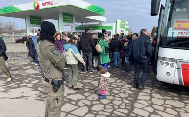 El niño de Arucas sigue con su madre en Járcov y el tinerfeño está ya en la frontera con Polonia