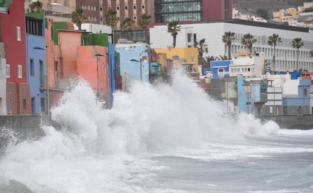 El oleaje y el viento, protagonistas del martes de carnaval en Canarias