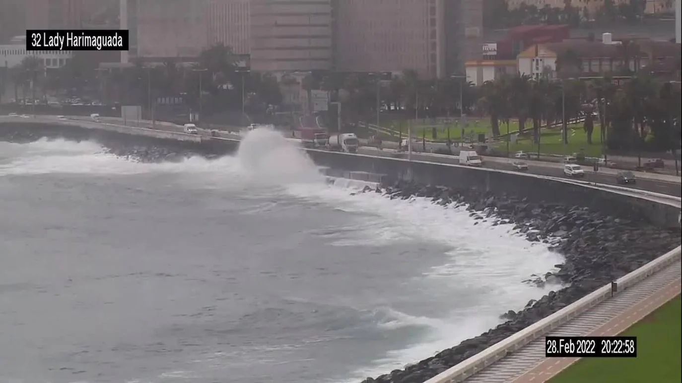 El oleaje en San Cristóbal empieza a afectar a la Avenida Marítima