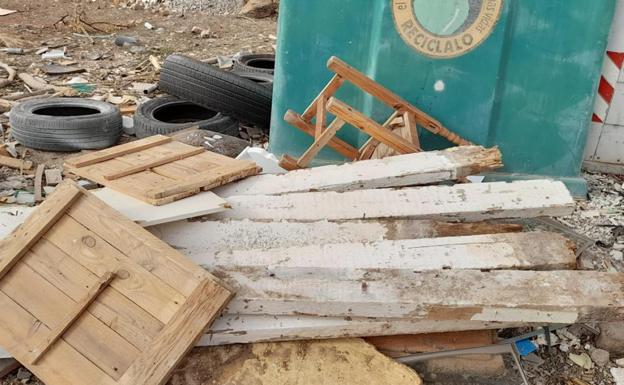 Le pillan vertiendo escombros en la calle en Santa Lucía por segunda vez