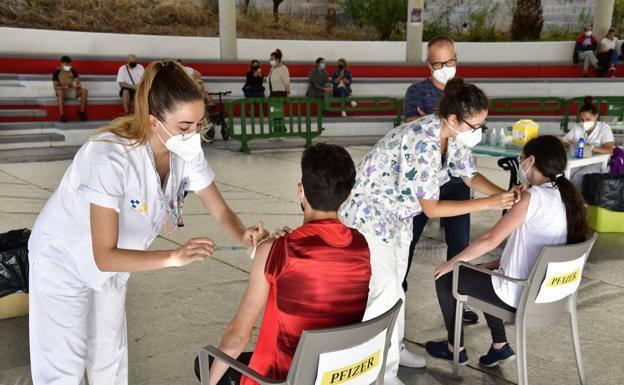 Tres muertes y 1.801 casos más de covid en Canarias