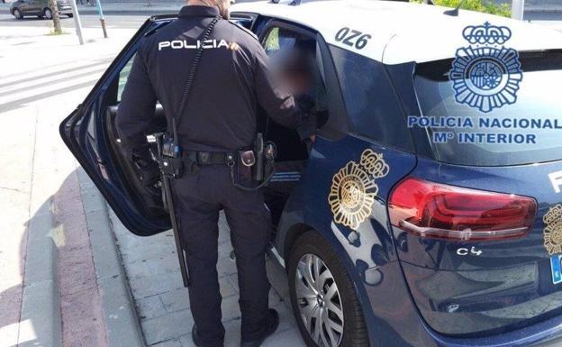 Forcejea para robar a un hombre y provoca que se fracture la rótula