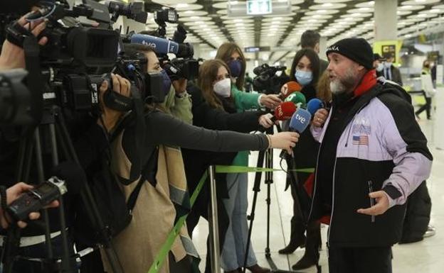 Un español se enfrenta a un sargento ucraniano por su hijo: «Dame el fusil a mí»