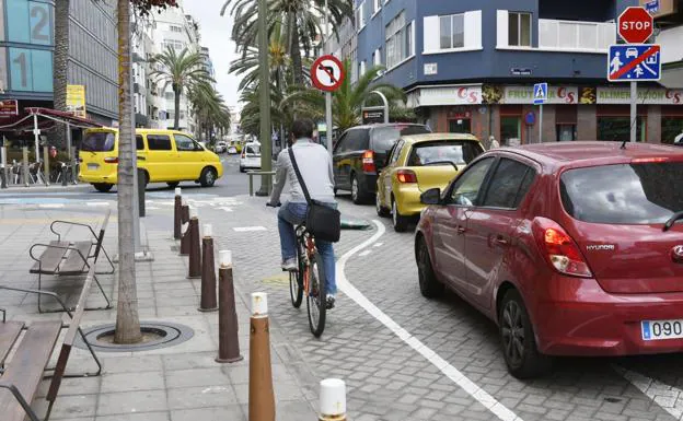 Imagen de archivo del carril para bicicletas en la calle Olof Palme. / ARCADIO SUÁREZ