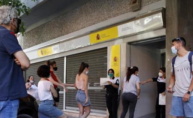 El paro en Canarias desciende en 2.022 personas