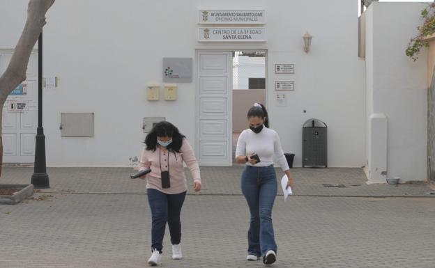 San Bartolomé asesora a los residentes afectados por el ruido de los aviones
