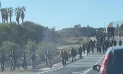 Casi 500 inmigrantes entran en Melilla en el mayor salto de su historia