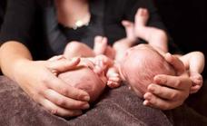 Da a luz a dos bebés concebidos con cinco días de diferencia