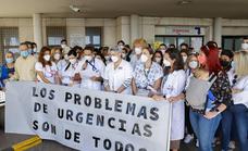 Urgencias del Insular exige medidas para despejar los pasillos de pacientes