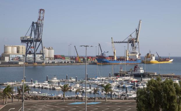 El Ayuntamiento pide mejoras para el muelle deportivo a Puerto del Estado