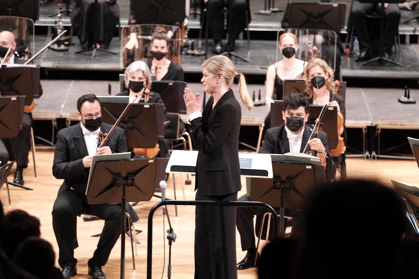 Keri-Lynn Wilson y la OFGC tocan el himno de Ucrania en el Auditorio Alfredo Kraus