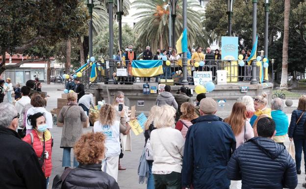La capital grancanaria se viste de los colores de Ucrania y pide el fin de la guerra