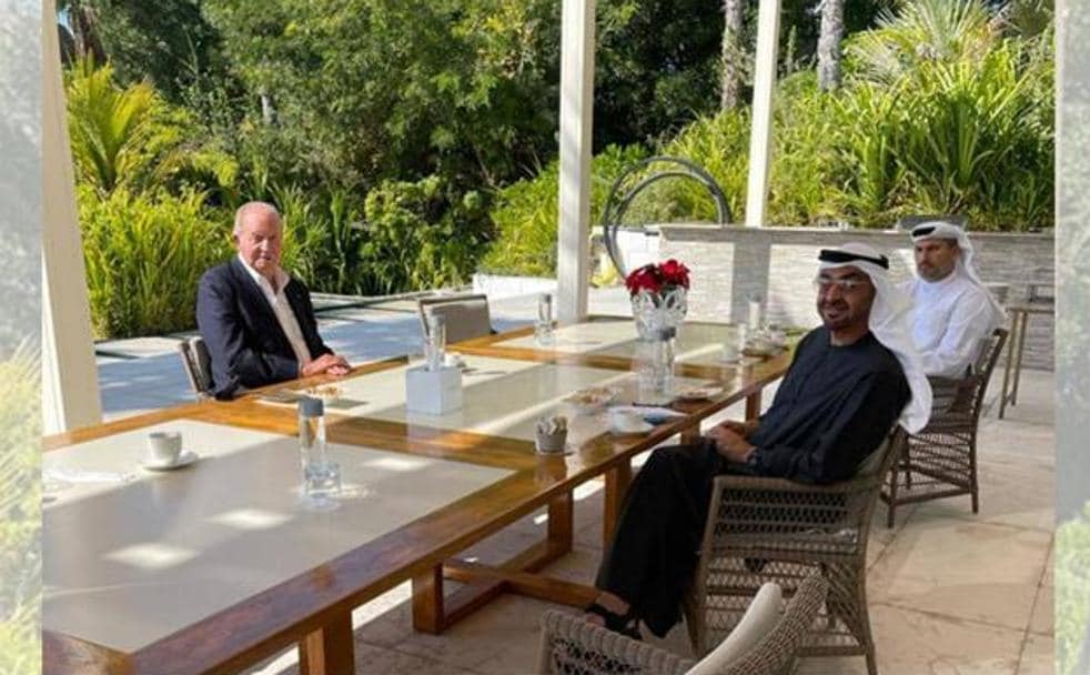 Don Juan Carlos atajó los rumores sobre su estado de salud con esta imagen el 15 de febrero de 2021, en la que aparece con el príncipe heredero emiratí./