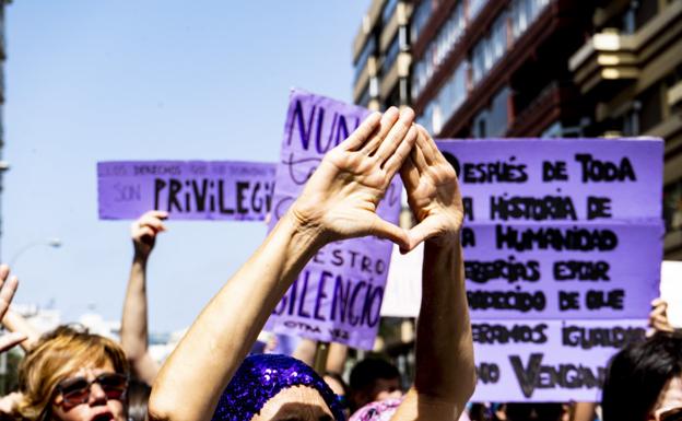 El 47% de los jóvenes cree que las mujeres usan la igualdad para tener más poder que los hombres