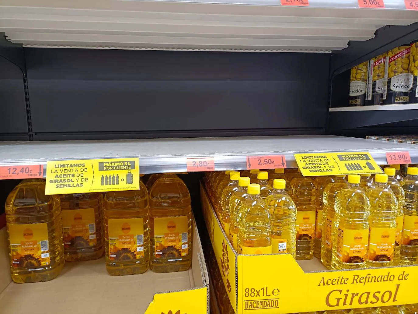 Supermercados en Canarias limitan la venta de aceite de girasol por la guerra en Ucrania