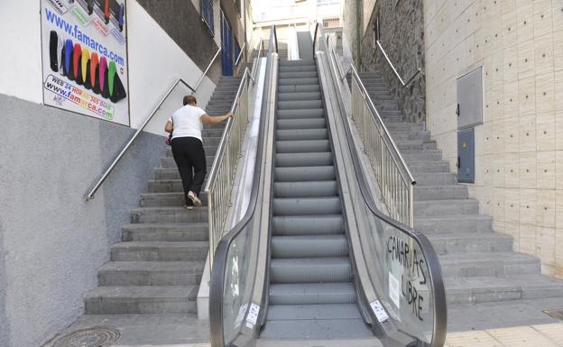 El Cabildo dará 2,1 millones para reparar las escaleras y ascensores de los barrios