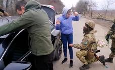 Un soldado ucraniano le pide matrimonio a su pareja en plena guerra