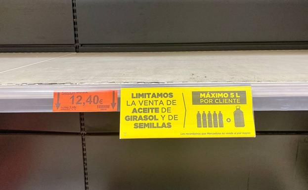 Imagen del lineal de un supermercado de la capital grancanaria sin aceite de girasol y con los carteles fijando la limitación de compra. /C7