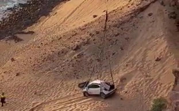 Con el coche en la arena de la playa de Esquinzo