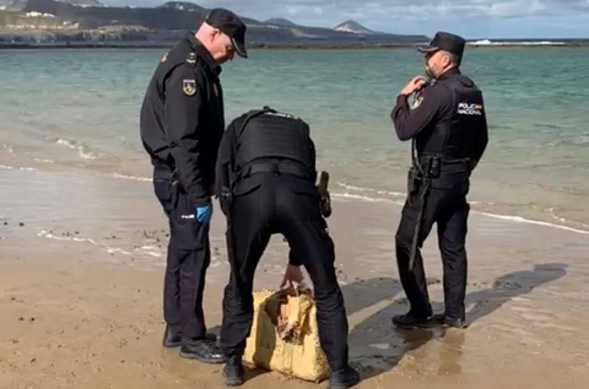 Encuentran otro fardo de droga en Las Canteras