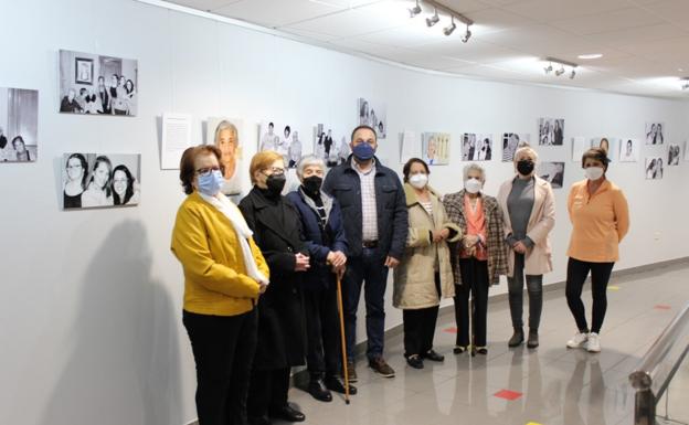 Siete familias de Moya protagonizan la muestra generacional 'Ellas'