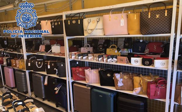 Cinco detenidos en Arona por vender artículos falsos de lujo