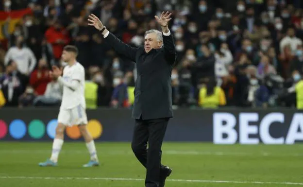 Ancelotti celebra el triunfo del Madrid ante el PSG./juanjo martín / efe