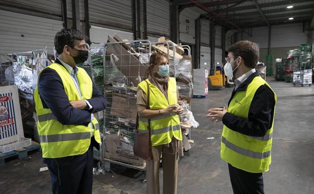 El Cabildo de Gran Canaria reconoce el esfuerzo de cadenas como HiperDino para adaptarse a la estrategia Gran Canaria Recicla