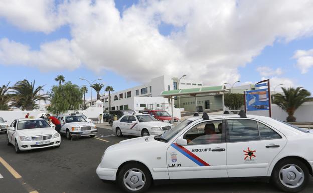 Taxis de la capital en uno de los accesos del Hospital Doctor José Molina Orosa. /CARRASCO