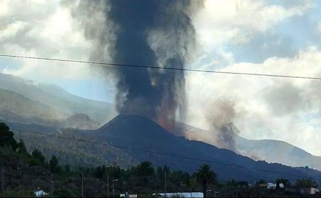 Abierta la primera vía sobre las coladas del volcán en La Palma