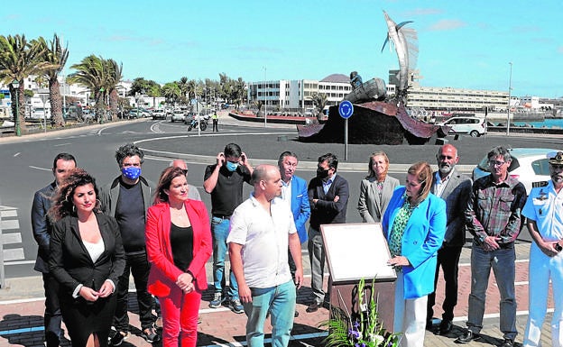 'Pescador con marlín' ya luce al completo en el acceso al muelle deportivo
