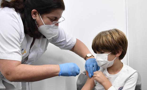 Los pediatras apoyan vacunar a bebés de más de seis meses de la covid: «Es seguro»