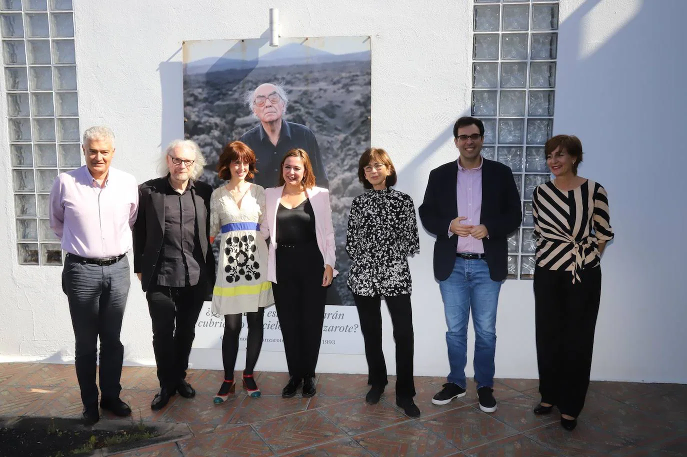 Irene Vallejo y Daniel Mordzinski junto a Pilar del Río y Dolores Corujo, en Lanzarote. /c7