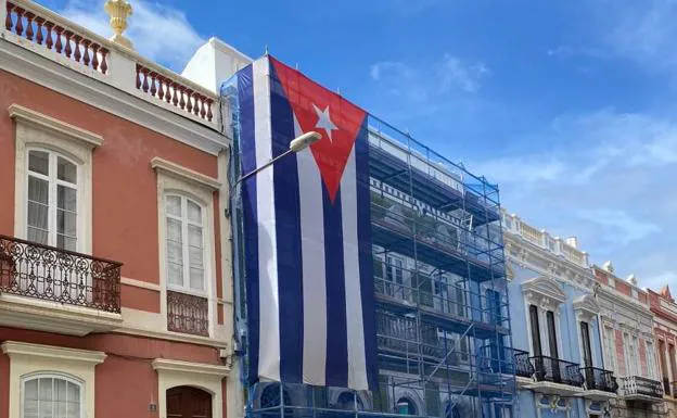 Una de las fachadas de la calle Perojo, con la bandera de Cuba, para el rodaje de 'The Mother'. /c7