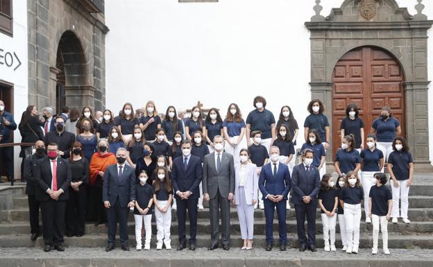 Un café, un pasacalles y el pueblo en el balcón