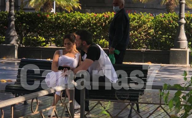 Jennifer Lopez y Ben Affleck, sentados en un banco de la Plaza de Las Ranas, en Triana. 