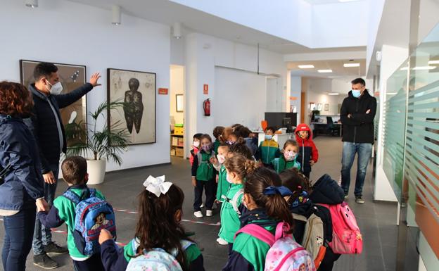 Escolares de La Asomada y Mácher visitan el Ayuntamiento de Tías