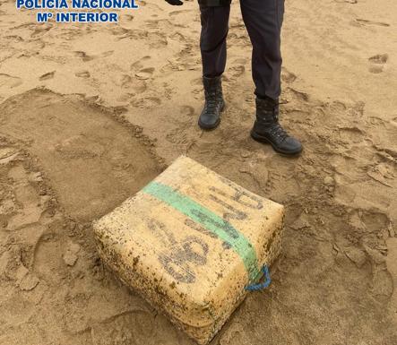 Aparece otro fardo de droga en Las Canteras